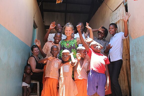 Waisenkinder in Kenia auf Treppe
