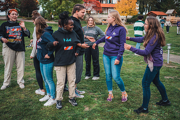 Junge Menschen spielen draußen zusammen