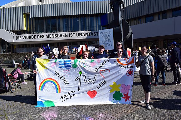 junge Menschen Demo gegen Rassismus