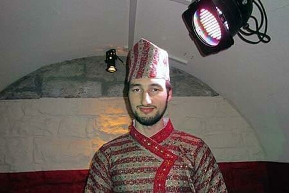 Junger Mann als Sultan verkleidet