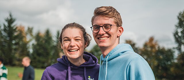 zwei junge Menschen lachen zusammen in der Natur begleiten Jugend Freizeit