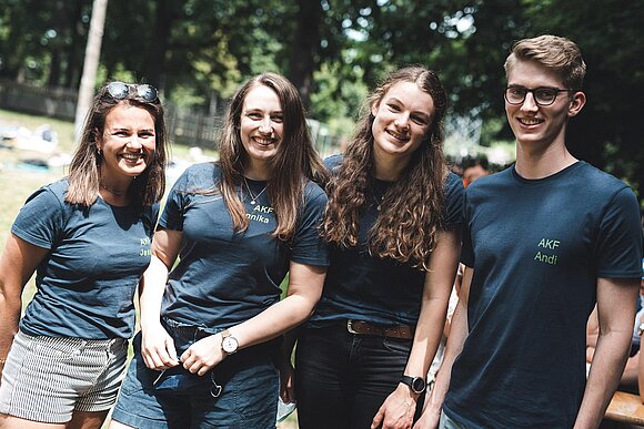  vier junge Menschen nebeneinander