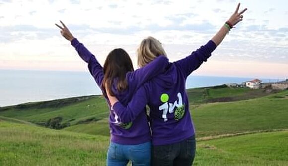 zwei junge Frauen von hinten