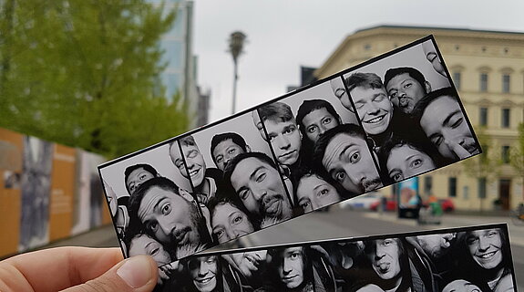 Polaroidfotos vor städtischer Umgebung