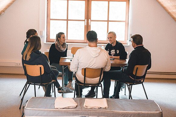junge Menschen im Stuhlkreis