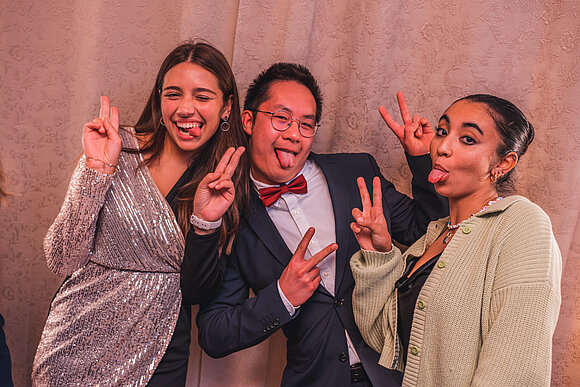 junge Menschen mit schicken Kleider und Grimassen