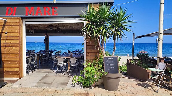 Strandbar vor blauem Meer