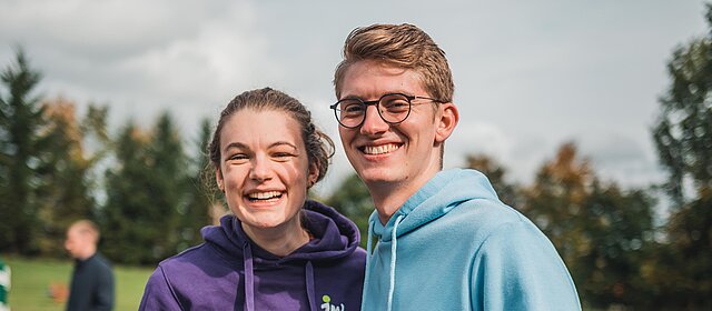 zwei junge Menschen lachen zusammen in der Natur begleiten Jugend Freizeit