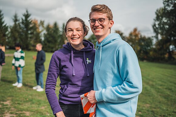 zwei junge Menschen im Freien