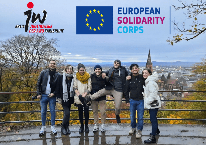 Europäische Freiwillige machen ein Gruppenfoto