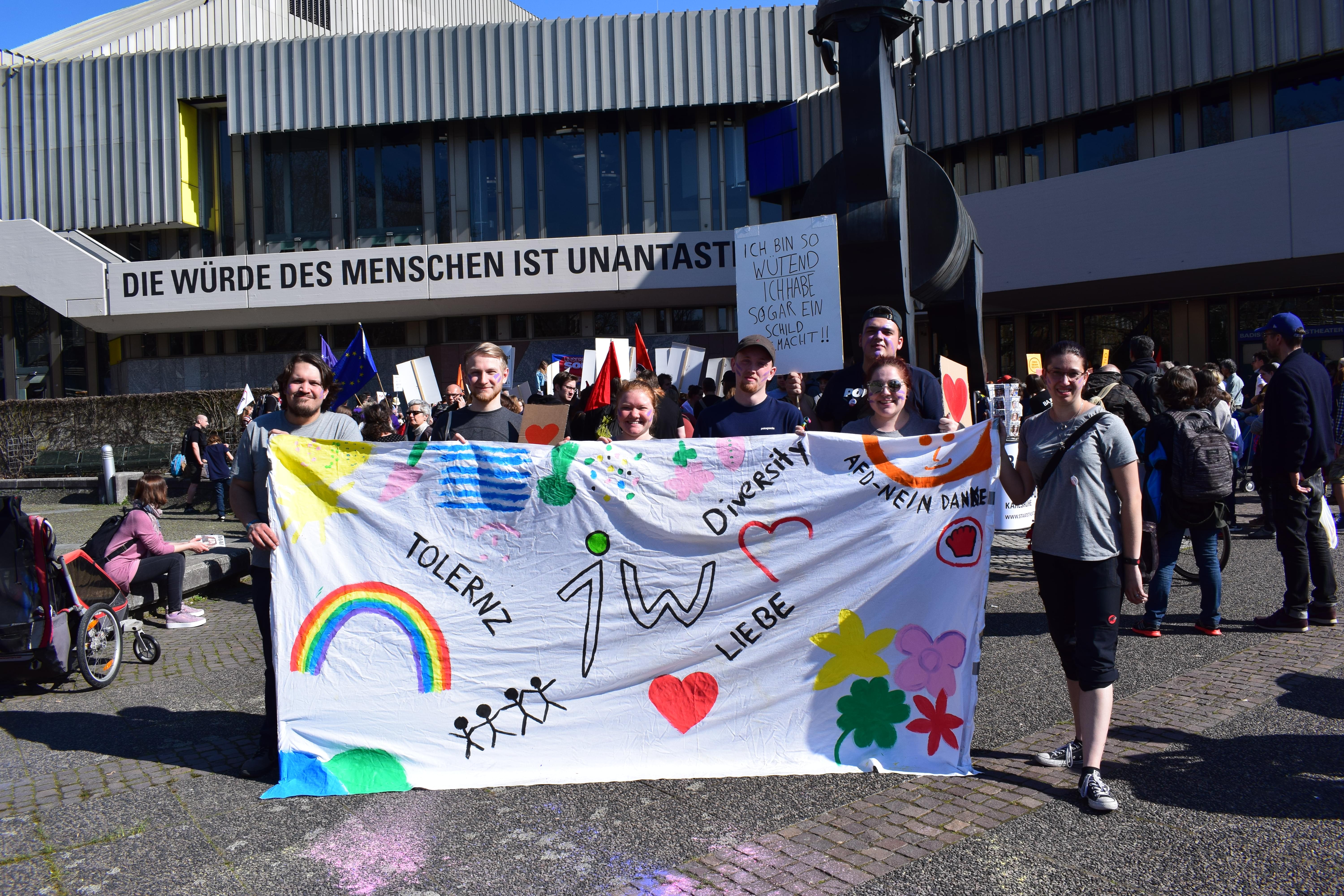 junge Menschen Demo gegen Rassismus