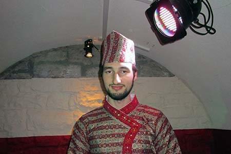 Junger Mann als Sultan verkleidet