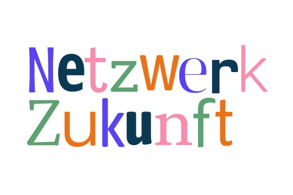 Bunter Schriftzug Netzwerk Zukunft vor weißem Hintergrund