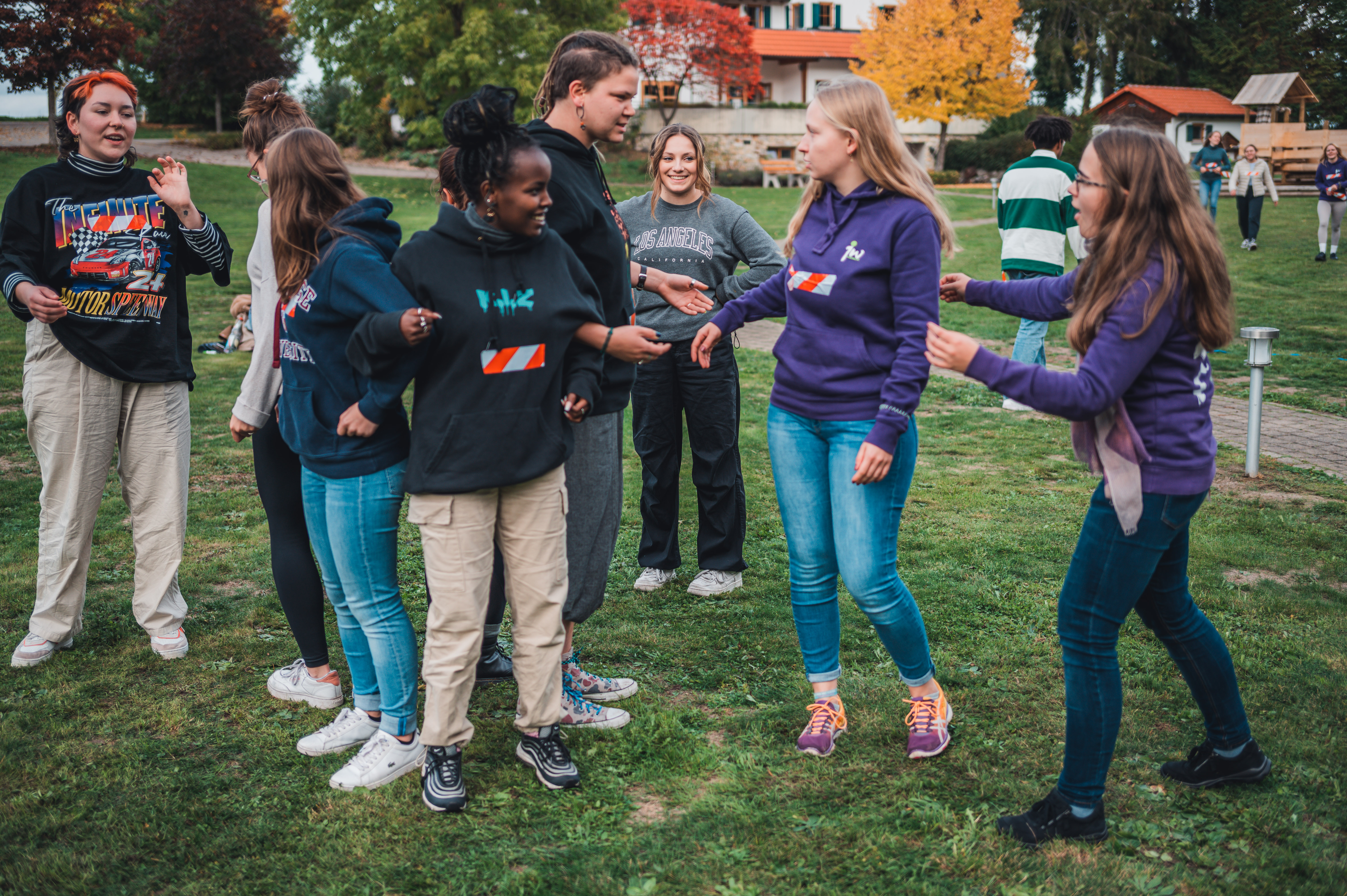 Junge Menschen spielen draußen zusammen