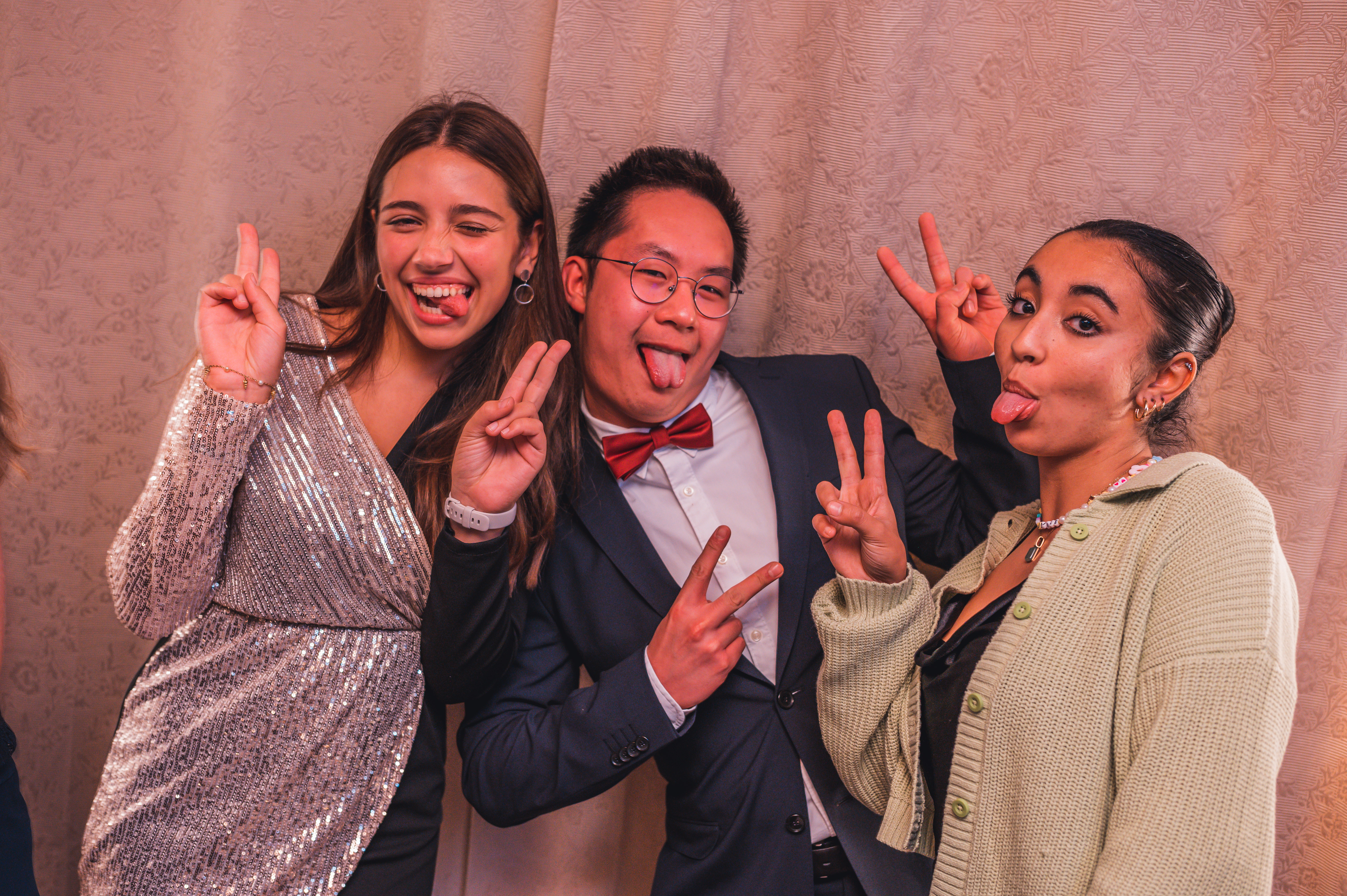 junge Menschen mit schicken Kleider und Grimassen